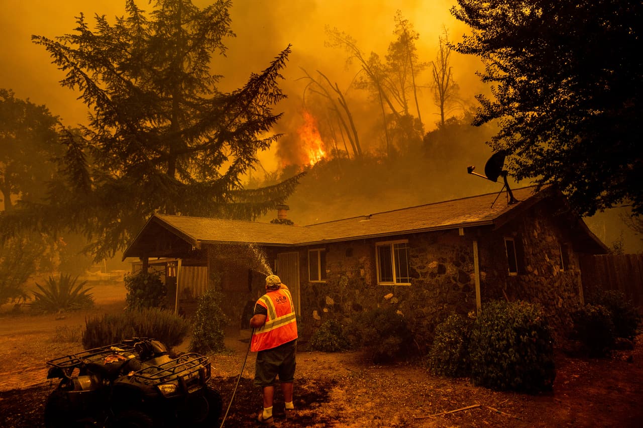 Y es que entre la noche del martes y la madrugada de este miércoles, los más de 20 siniestros que conforman el incendio SCU Lightning Complex triplicaron su tamaño y consumen más de 85,000 acres de vegetación en los condados de Contra Costa, Alameda, Santa Clara, San Joaquín y Stanislaus, además de que unas 1,400 viviendas son amenazadas por las llamas.