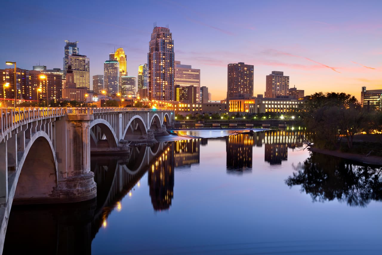 <h3 class="cms-H3-H3">3. Minnesota</h3>
<br>
<br>💊 
<b>Esperanza de vida (2020): </b>79.1 años. 
<br>
<br>💊
<b> Modificación con respecto a 2019: </b>-1.3%
<br>
<br>💊 
<b>Porcentaje de personas sin seguro médico: </b>4.5%
<br>
<br>💊
<b> Población: </b>5,600,166
<br>
