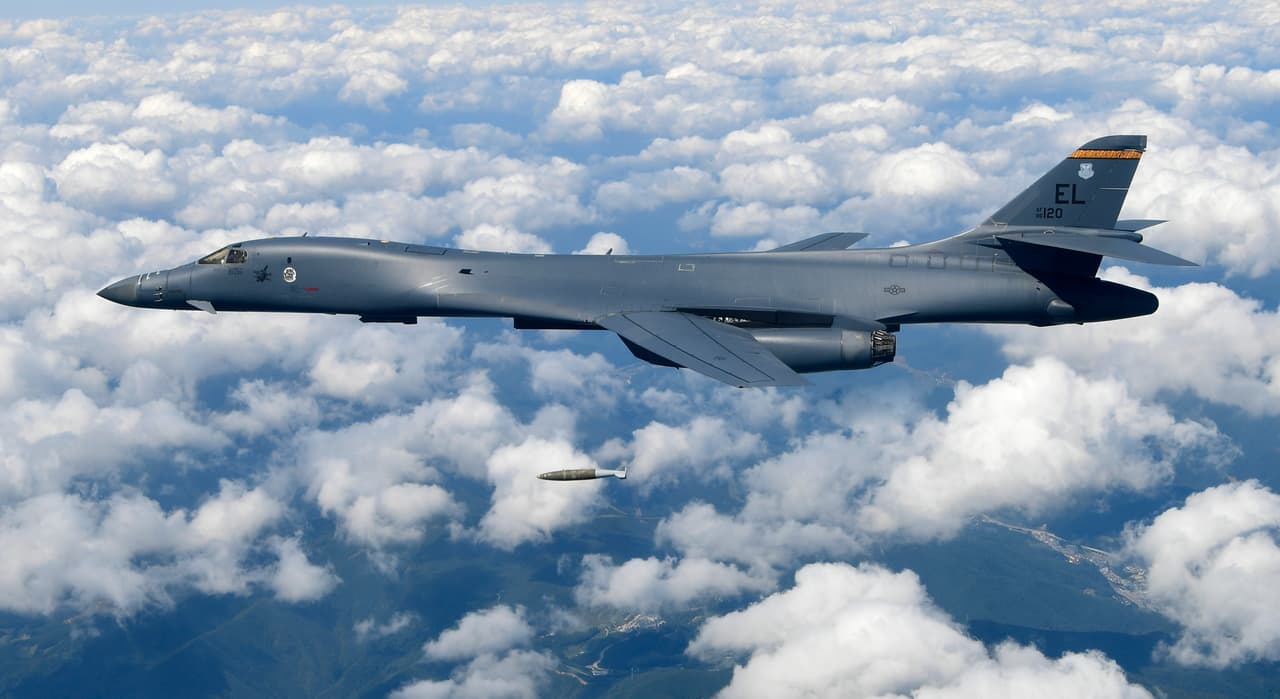 Un bombardero de la Fuerza Aérea estadounidense B-1B deja caer una bomba sobre la península coreana durante el ejercicio militar, realizado en conjunto con Corea del Sur. Rusia y China también han realizado ejercicios militares, antes de la Asamblea General de Naciones Unidas a celebrarse desde este martes 19 de septiembre en Nueva York.
