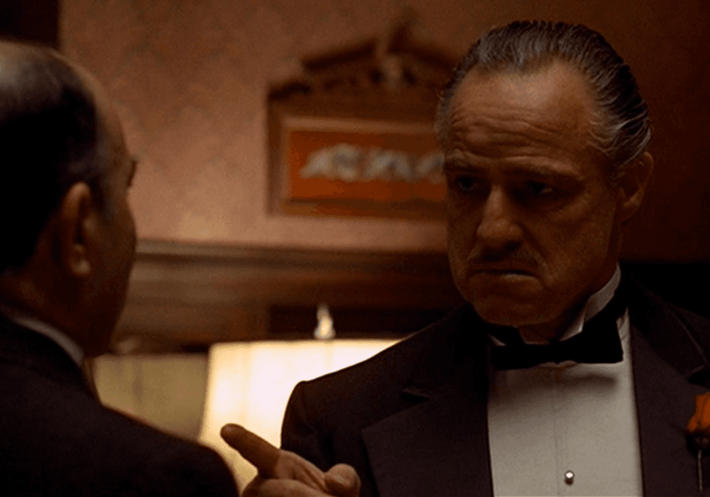 <b>Vito Corleone</b>
<br>
<br>El residente más famoso de Todt Hill no es un mafioso de verdad, aunque sí fue inspirado por varias figuras históricas. El personaje de Vito Corleone fue inmortalizado en la película 
<i>The Godfather</i> y el hogar donde reside en la película está ubicado nada menos que en el barrio de Todt Hill. La propiedad recientemente entró al mercado con un costo de $1.27 millones de dólares.