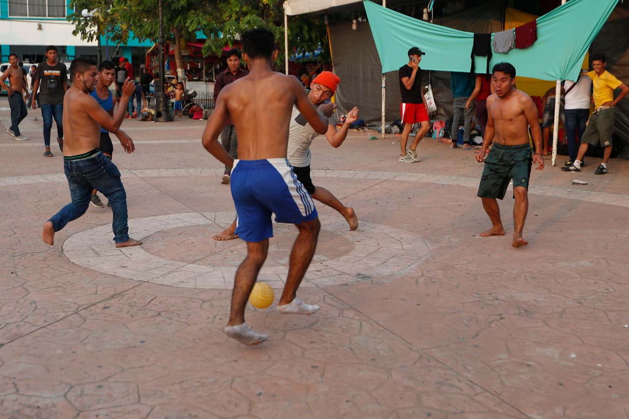 Un grupo de migrantes juega al fútbol en Escuintla, sitio en el que convergieron varias caravanas. 
<br>
<br>