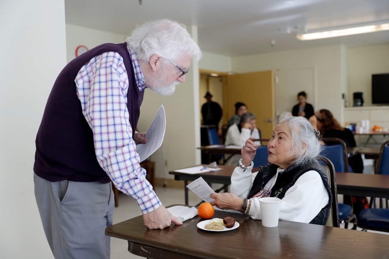 El especialista atribuye esta forma de abuso a las frustraciones características de vivir en entornos comunitarios, así como a un reflejo de 
<a href="https://www.univision.com/noticias/salud-y-tercera-edad/un-problema-en-aumento-los-adultos-mayores-que-quieren-estar-solos-y-rechazan-la-ayuda-en-el-hogar">los problemas que se experimentan al envejecer</a>. Muchos ven que su independencia desaparece y 
<b>convertirse en un bravucón es una manera de recuperar ese poder perdido</b>.