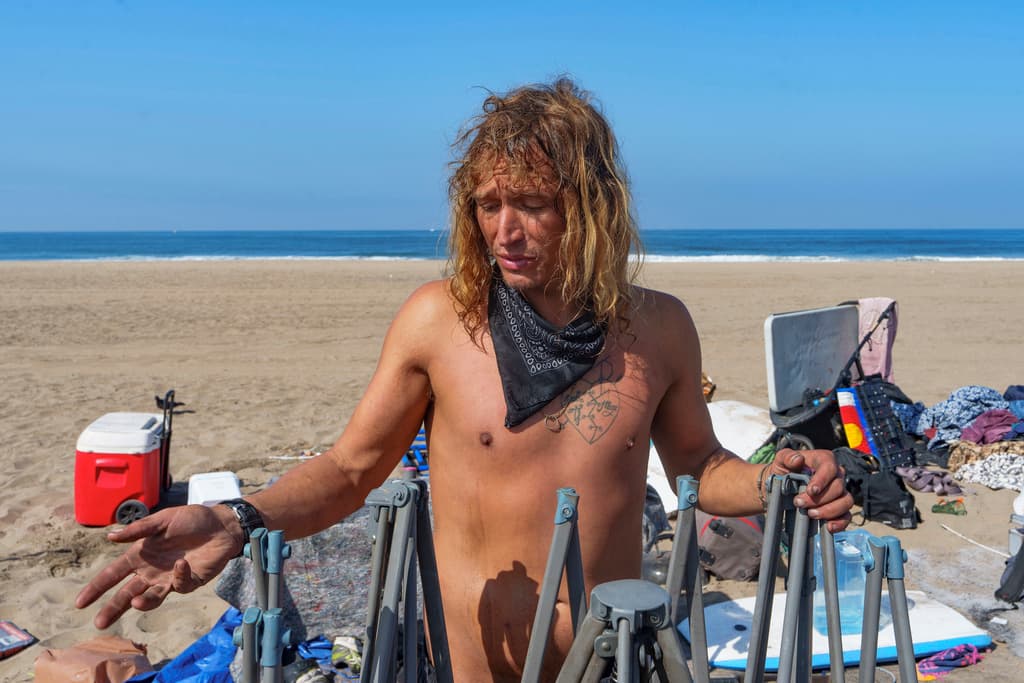 Tyler Eyre no tenía una respuesta sobre dónde pensaba dormir el jueves en la noche, lo que sí le quedó claro fue que en el balneario de Playa del Rey no podrá hacerlo más. Se expone a perder lo poco que logró rescatar este jueves.