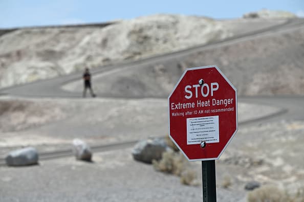 La 
<b>sofocante <a href="https://www.univision.com/noticias/es-cierto-olas-de-calor-cada-vez-mas-frecuentes-arriesgan-vida" target="_blank">ola de calor </a>que <a href="https://www.univision.com/noticias/meteorologia/intensa-ola-de-calor-fin-de-semana-labor-day-oeste-eeuu-california" target="_blank">azota al oeste del país </a></b>no dará tregua durante el fin de semana largo, especialmente en California donde varias ciudades como 
<b>Los Ángeles, San Diego, Fresno, San Francisco, Sacramento y Redding están bajo <a href="https://www.univision.com/noticias/salud/calor-sofocante-nueva-normalidad-cambio-climatico" target="_blank">alertas de calor excesivo</a></b>, amenazas de incendio y llamados a la conservación de electricidad ante posibles 
<a href="https://www.univision.com/noticias/estados-unidos/congelados-sin-electricidad-ni-agua-asi-padecemos-el-apagon-de-houston" target="_blank">colapsos del sistema. </a>