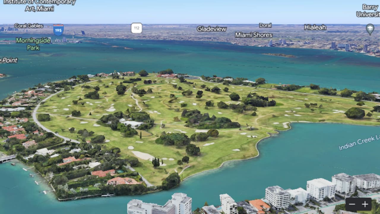 Esta es la isla de Indian Creek, Florida, un sitio exclusivo, alejado de la gente, pero a una distancia de 14 millas del centro de Miami. Indian Creek se encuentra al oeste de Surfside. Es un lugar residencial con poco más de 40 casas, campo de golf, 
<b>su propia fuerza policial </b>y casa club a 30 minutos del 'downtown' de la ciudad.