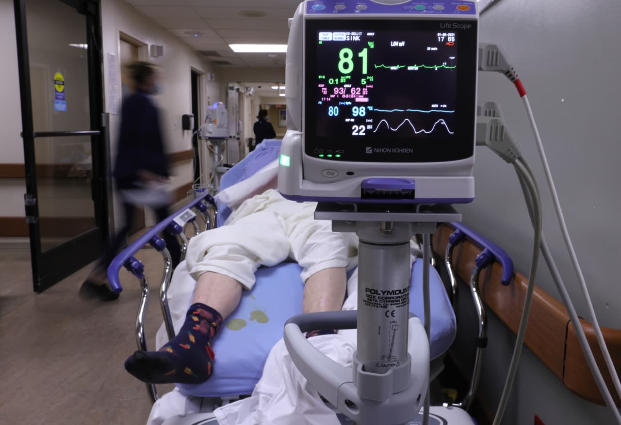 El personal médico asegura que están llegando a un punto de cansancio extremo debido a los turnos de largas horas y al impacto emocional que la pandemia ha ejercido en sus vidas.