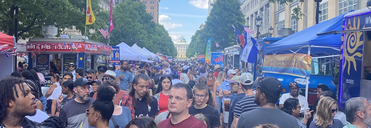 <b>Evento</b>: Raleigh's International Food Festival
<br>
<b>Fecha</b>: 1 de junio
<br>
<b>Lugar</b>: Downtown Raleigh's City Plaza
<br>
<b>Sitio web</b>: 
<a href="https://ncvibes.com/raleighs-international-food-festival/">https://ncvibes.com/raleighs-international-food-festival/</a> 
<br>
<br>Celebre la comunidad diversa y el espíritu acogedor de Raleigh probando comida, cerveza y vino, además de escuchar música en vivo y ver más entretenimiento de todo el mundo. Se esperan cerca de 20.000 asistentes, según los organizadores.