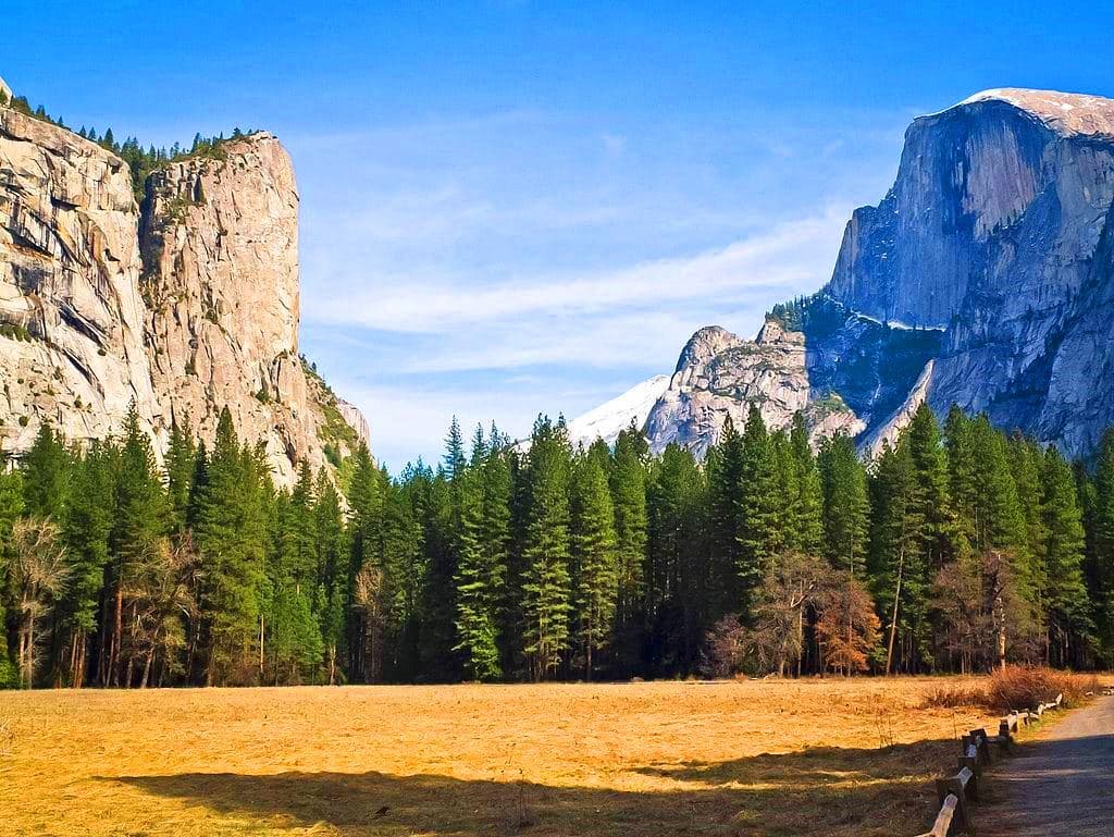 El valle del 
<b><a href="https://www.nationalparks.org/connect/explore-parks/yosemite-national-park?gclid=Cj0KCQjwvYSEBhDjARIsAJMn0lhRGIzDLM0ZGfe30uSp-moK3Gwsc8t-3pciUeMysdBAbJs_N0qWj7EaAkxAEALw_wcB" target="_blank">Parque Nacional Yosemite</a></b> es sin duda un paisaje único e imponente. Está ubicado en la zona de la Sierra Nevada. Es un valle glaciar que se caracteriza por las abundantes nevadas y por su gran belleza natural en flora y en fauna.