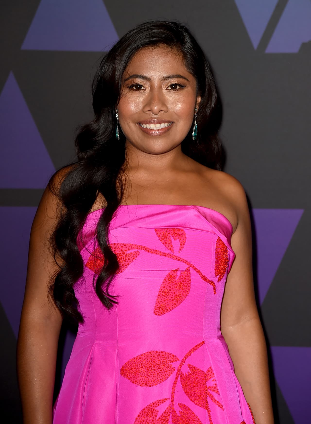 <b>Yalitza Aparicio</b>
<br>Salió del anonimato en 2018 tras su debut actoral en ‘Roma’, cinta de Alfonso Cuarón, desde entonces su cara ha aparecido en campañas publicitarias, revistas de moda y 
<a href="https://www.univision.com/famosos/yalitza-aparicio-ya-inspiro-la-creacion-de-una-muneca-de-coleccion-y-al-menos-faltan-dos-mas-fotos">hasta en una muñeca</a>.