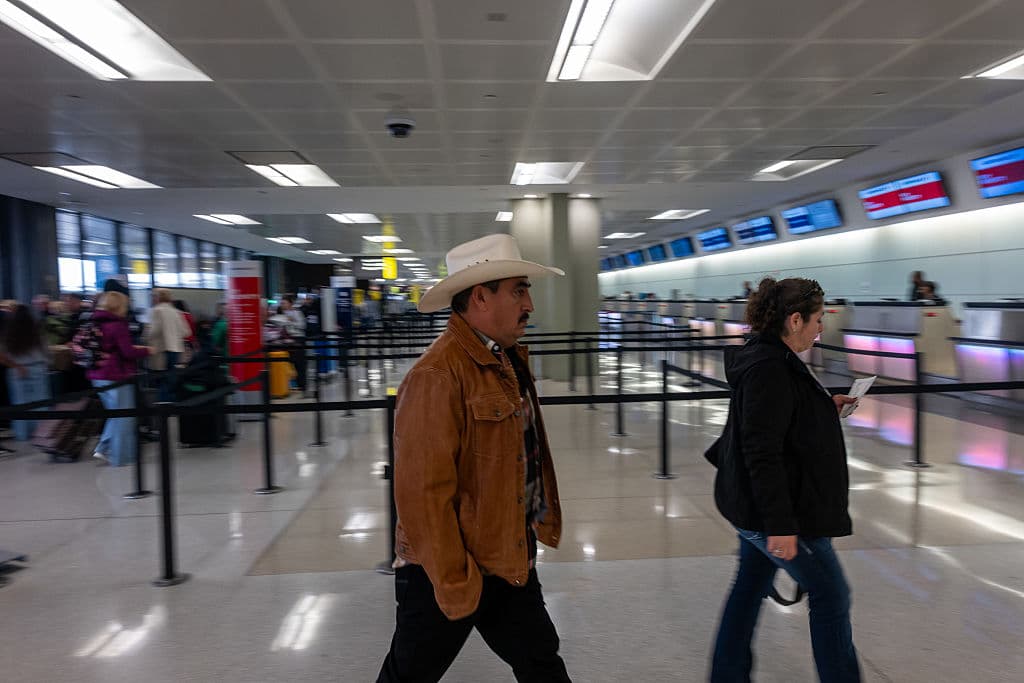 Adicionalmente están avisando informado al público sobre el estado de las operaciones a través de su sitio web oficial
<a href="http://fly.faa.gov/">fly.faa.gov</a>..