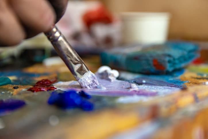 <b>10. Aprovecha el <a href="https://www.univision.com/noticias/salud/visitar-museo-reducir-ansiedad" target="_blank">poder curativo del arte.</a></b> ¿Qué es lo que tiene el arte que nos hace tanto bien? "Las artes son importantes para la salud porque 
<b>la belleza ocupa un papel en nuestras vidas",</b> dice Gavin Clayton, uno de los fundadores de la Alianza Nacional para las Artes, la Salud y el Bienestar. 
<br>
<br>El artista Grayson Perry lo expresa así: “El arte nos ayuda a acceder y expresar partes de nosotros mismos que, a menudo no podemos compartir. Nos proporciona alimento para el alma. Un mundo sin arte es un mundo inhumano. El arte, como la ciencia y la religión, 
<b>nos ayuda a encontrar el sentido de nuestras vidas, y encontrar sentido supone hacernos sentir mejor".</b>
<br>
<br>Una revisión de la OMS de 2019 concluyó que las artes podrían ayudar a las personas que padecen enfermedades mentales e instó a una mayor colaboración entre los profesionales de la cultura y la salud pública.
<br>