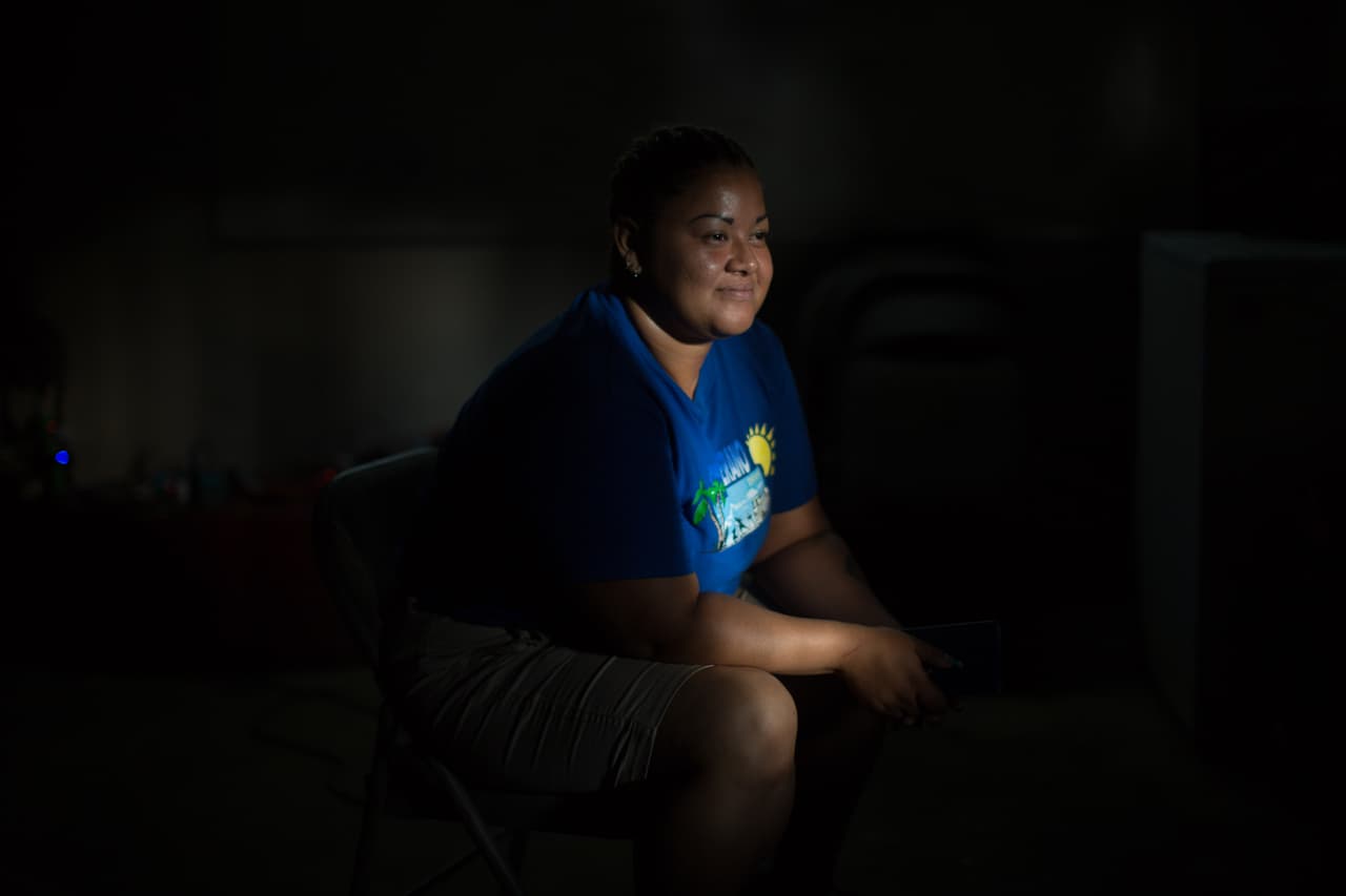 Brenda Esmeralda Ruiz, una salvadoreña, ha estado a punto de desistir varias veces, pero el pastor Banda le ha dicho que no se rinda, que siga buscando un abogado que la represente y pelee su caso en Estados Unidos. Ella huyó de su país porque su esposo la golpeaba frecuentemente y la acosaba, hasta que un día se cansó. Salir de El Salvador fue la mejor solución que encontró para poner fin a ese círculo de violencia. Cuando tomó la decisión le pidió a un amigo que la acompañara y se fueron hasta Tapachula. De ahí se montó en la bestia hasta Mexicali y de allí siguió hasta Tijuana. Hasta ahora solo ha tenido una corte. En ella el juez le pidió considerar volver con un abogado.