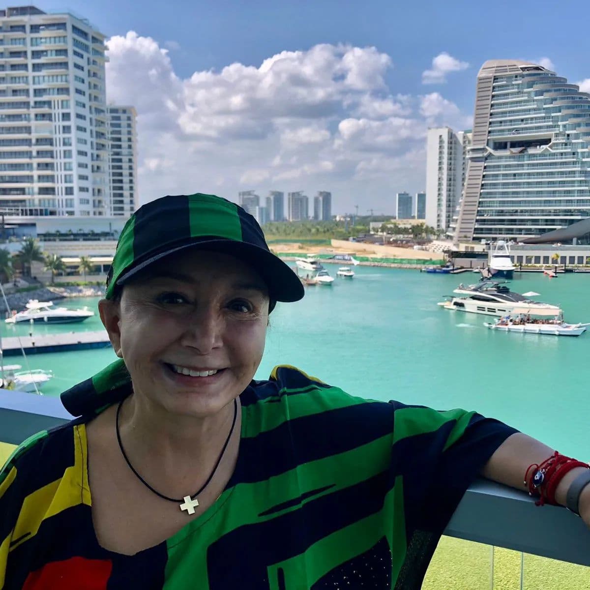 Sin embargo, la comediante, quien realiza presentaciones con el Circo Hermanos Caballero, se enfrenta a un problema en su 
<a href="https://www.univision.com/famosos/maria-antonieta-de-las-nieves-la-chilindrina-se-quiere-enamorar-esto-busca-en-una-pareja">búsqueda de pareja</a>: prácticamente no sale de su casa.
<br>