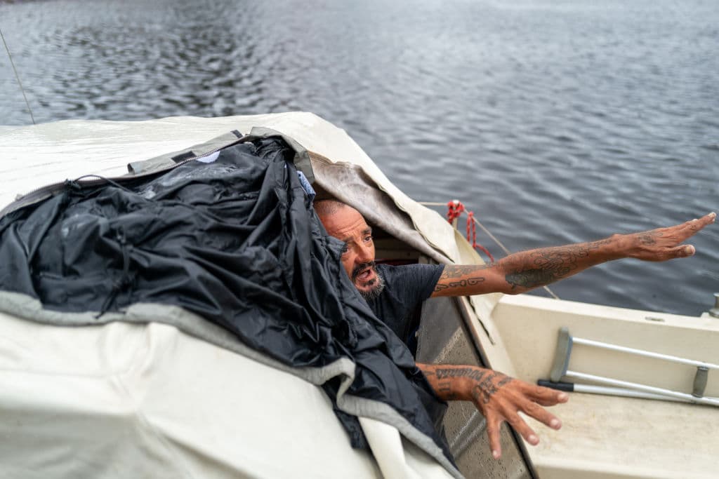 <b>Joseph Malinowski,</b> un hombre discapacitado a quien apodaron 
<b>'<a href="https://www.univision.com/local/tampa-wvea/tiempo/huracan-milton-donde-esta-el-teniente-dan-bahia-de-tampa">Teniente Dan</a>' </b> en las redes sociales, se resistió durante los pasados días a abandonar su bote en la bahía de Tampa, a pesar del peligro que representaba por el 
<b><a href="https://www.univision.com/local/tampa-wvea/tampa-orlando-amanecen-paso-huracan-milton" target="_blank">impacto del huracán Milton</a></b> a la zona. El hombre expresaba plena confianza en Dios de que sería salvo.