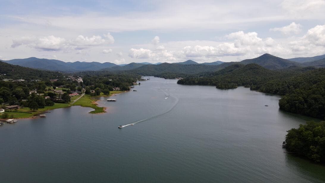 <b><a href="https://www.univision.com/local/north-carolina-wuvc/mejores-lagos-carolina-norte-verano-2024-fotos">Acá encontrarás más recomendaciones sobre los lagos</a></b> a visitar esta temporada en el estado.