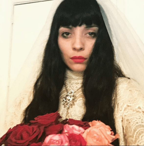 Mon Laferte confesó en una entrevista que desde siempre le ha gustado la moda, por lo que su estilo lo ha ido construyendo en base a los artistas que admira y la música que le gusta.