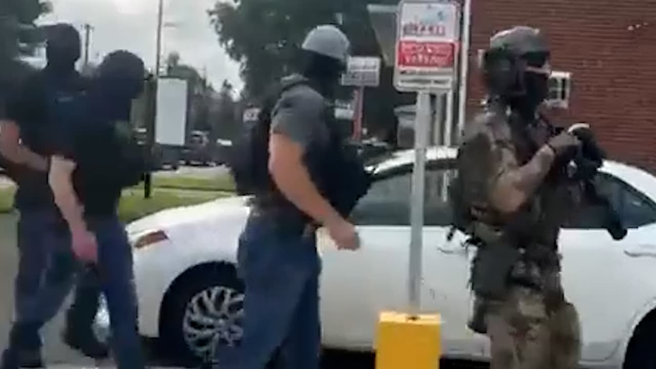 Vecinas confrontan a agentes de ICE que arrestaron a 14 personas en una redada en Pennsylvania