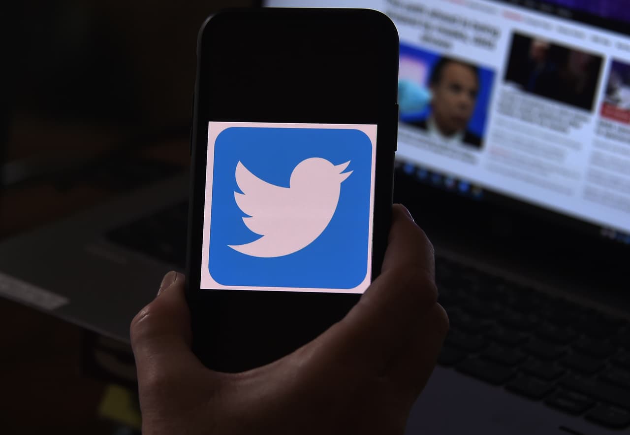 Autoridades federales de EEUU anunciaron el viernes el arresto de tres personas involucradas en el hackeo masivo a cuentas de personalidades en Twitter, ocurridas el pasado 15 de julio. 
<br>