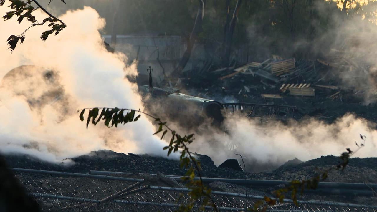 Al llegar al lugar, los bomberos encontraron 
<b>múltiples palets de madera ardiendo y el fuego ya en estado avanzado</b>.