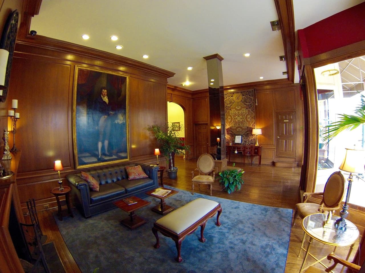 <b><a href="https://thebiltmoregreensboro.com/the-biltmore-history/">The Biltome Hotel (Greensboro)</a></b>. A veces, los fantasmas rondan por un sitio determinado debido a asuntos pendientes, que podría ser el caso tanto de Philip como de Lydia, los fantasmas residentes en The Biltmore Hotel. Construido por Cone Brothers a principios de 1900, el hotel sirvió como su oficina y la de su contador, Philip. Philip murió en el callejón al lado del hotel en circunstancias misteriosas, y se dice que fue asesinado por descubrir discrepancias financieras. Los invitados se han quejado de los pasos fuertes, el papeleo y las conversaciones provenientes de la habitación 332, la antigua habitación de Philip.