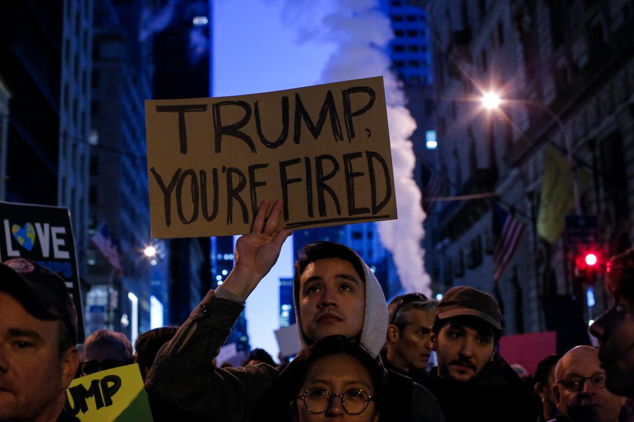 "Trump estás despedido".