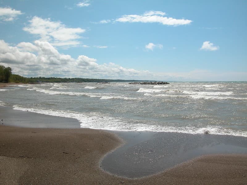 El cuello de la península está unido al continente cuatro millas al oeste del centro de Erie. El parque crea Presque Isle Bay, un puerto amplio y profundo para la ciudad de Erie. La bahía atrae a muchas embarcaciones de recreo y cargueros de todo el mundo, lo que convierte a Erie en un importante puerto de embarque de los Grandes Lagos.
<br>
<br>Un hito natural nacional, Presque Isle es un lugar favorito para las aves migratorias. Debido a los muchos hábitats únicos, Presque Isle contiene una mayor cantidad de especies raras, amenazadas y en peligro de extinción del estado que cualquier otra área de tamaño comparable en Pennsylvania.
<br>
<br>