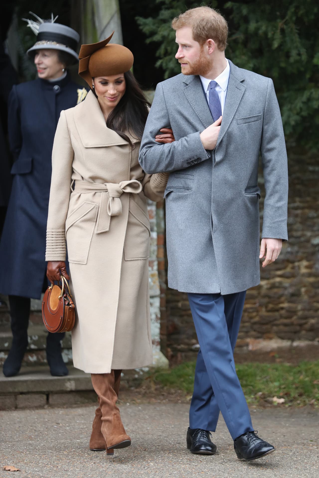 <b>25 de diciembre, 2017</b>
<br>Para su aparición el día de Navidad, la actriz usó un abrigo camel largo de Sentaler sobre un vestido de la marca Club Monaco que accesorizó con uno de sus bolsos icónicos de mango corto de Chloé, botas Stuart Weitzman y, la sorpresa, unos guantes de Marks & Spencer (el equivalente a Macy's en Reino Unido).