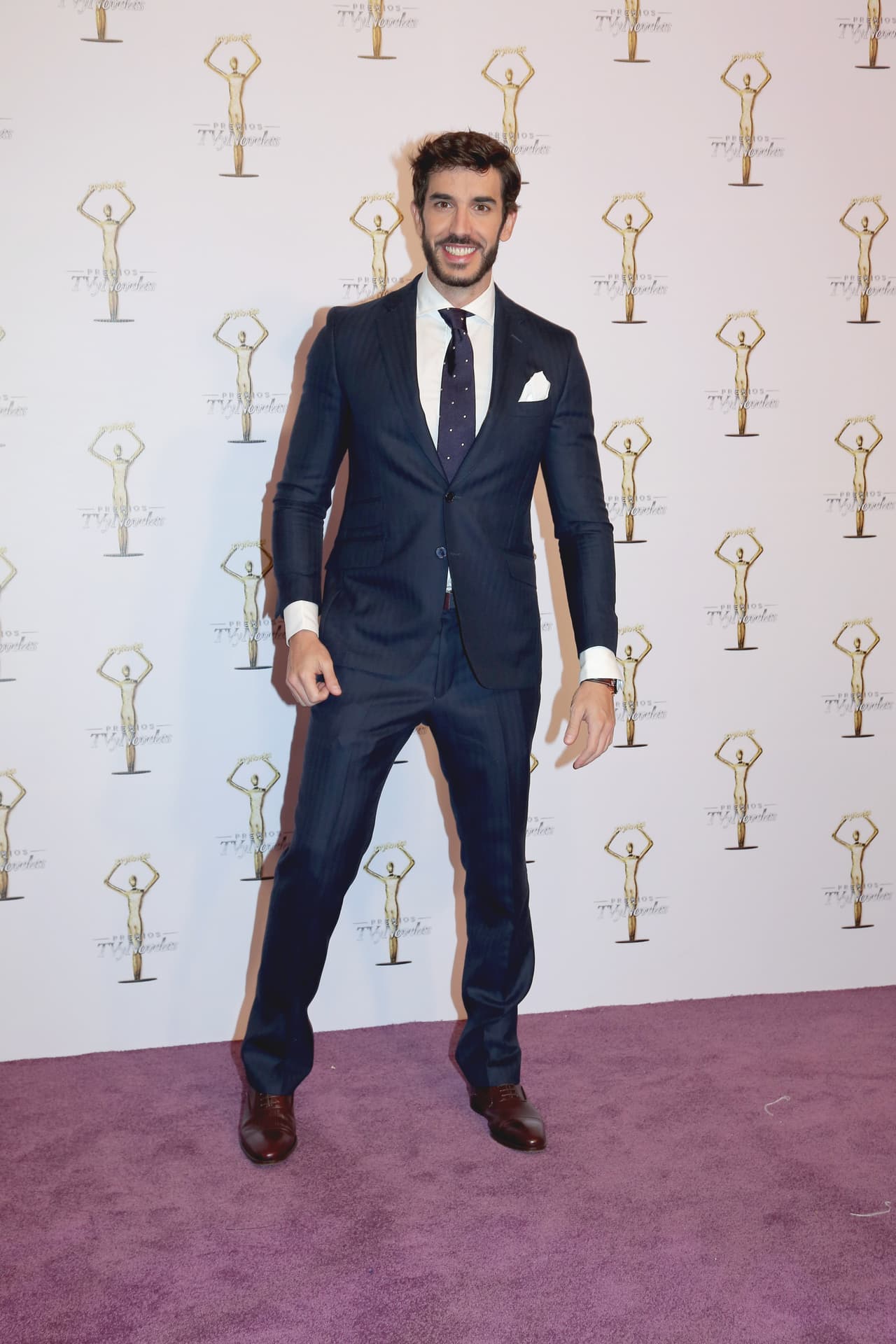 <b>Pedro Prieto</b>, el conductor de 
<b><i><a href="http://www.univision.com/shows/hoy">Hoy</a></i></b>, escogió el color azul oscuro.