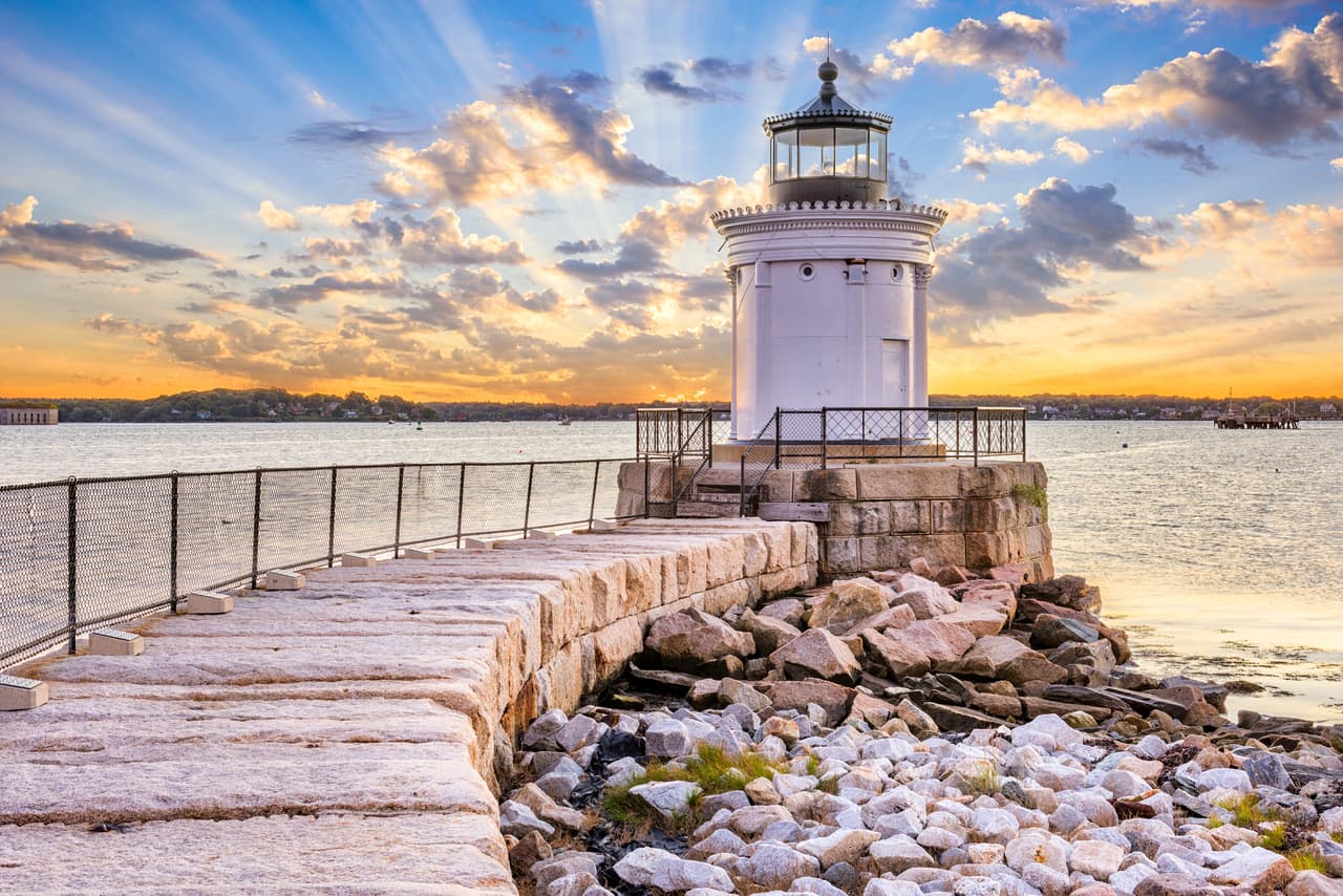 <h3 class="cms-H3-H3">13. South Portland</h3>
<br>
<br>El eslogan de esta ciudad dice: “El modo de vida como debe de ser”. La ciudad tiene un valor promedio de vivienda justo por encima del promedio nacional de alrededor de $270,000, que es una compensación por el sistema de escuelas públicas que también está por encima del promedio, amplios restaurantes y cafeterías, y la proximidad a la playa. También cuenta con un programa para adultos mayores en el centro comunitario local, que brinda clases educativas y actividades para jubilados.
<br>
<br>🏡
<b> Estado:</b> Maine
<br>
<br>🏡 
<b>Condado: </b>Cumberland
<br>
<br>🏡 
<b>Población: </b>26,076
<br>