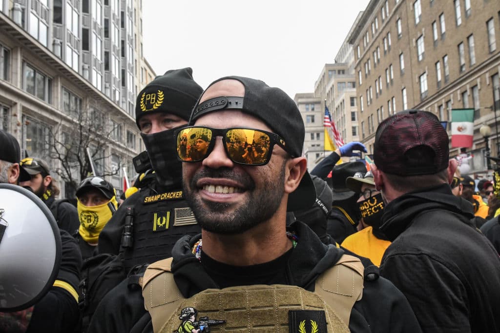 Arrestan en Washington al líder del grupo de ultraderecha 'Proud Boys': portaba cargadores ilegales de un arma de alto calibre