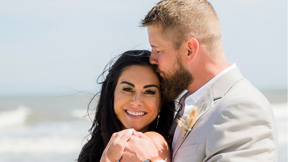 Hombre de Utah herido tras accidente en carrito de golf en Folly Beach se recupera y prepara funerales de su esposa