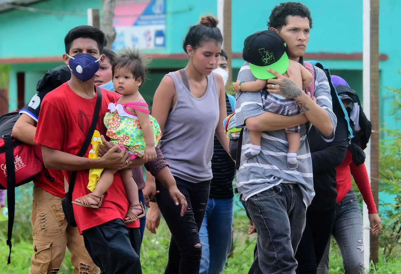 Migrantes en la ciudad de Corinto, 
<a href="https://www.univision.com/temas/honduras">Honduras</a>, antes de intentar cruzar la frontera con Guatemala. Equipaje al hombro, los migrantes -que aseguran huir de la violencia y la pobreza en su país- partieron desde la terminal de buses de San Pedro Sula, la segunda ciudad de Honduras ubicada 112 millas (180 km) al norte de la capital, caminando por la orilla de la carretera hacia la frontera con Guatemala.