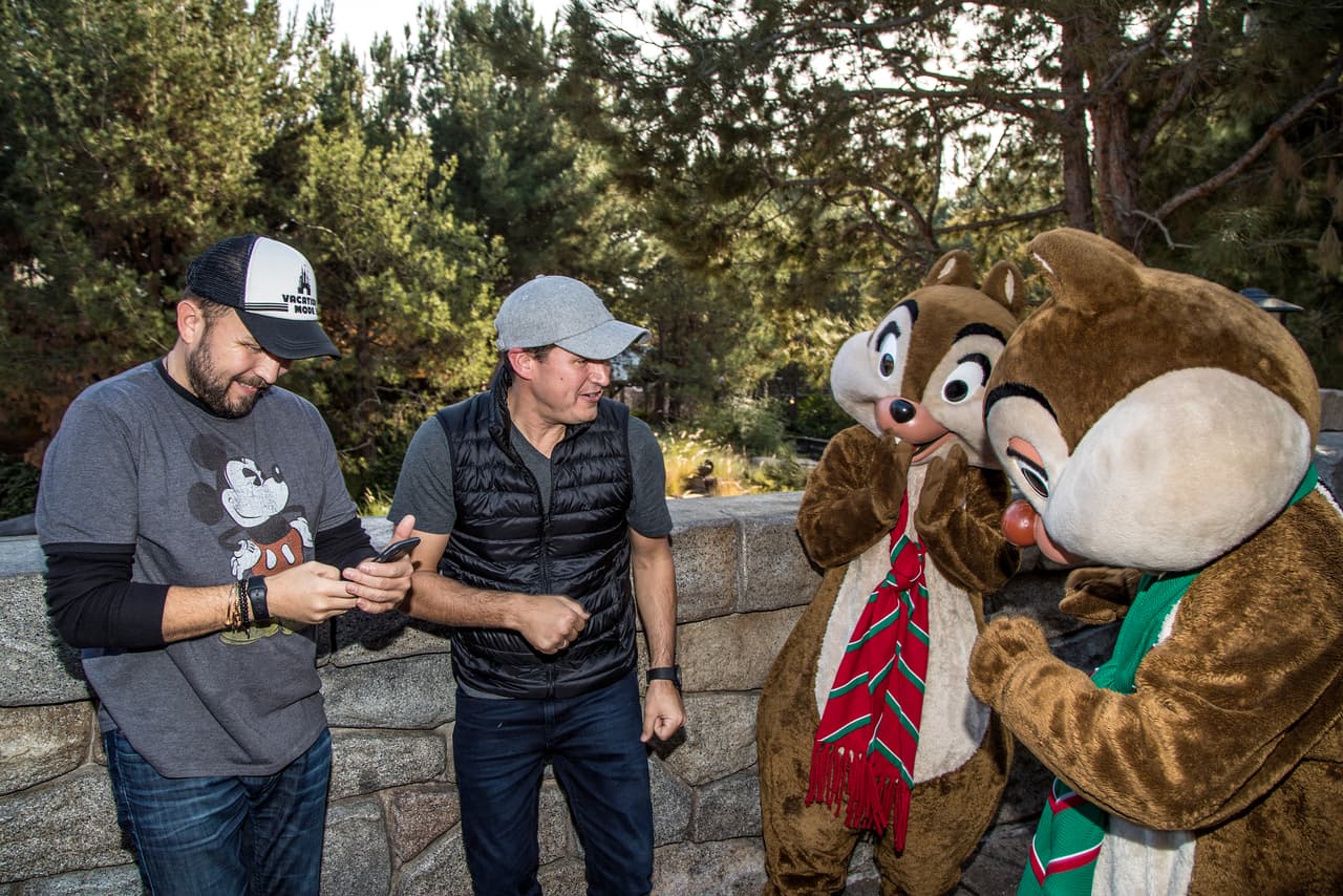 Los hermanos Lizárraga confesaron que sus personajes favoritos de Disney son las ardillas 'Chip' y 'Dale', por eso en cuanto se las encontraron corrieron a saludarlos y a tomarse la 'selfie' del recuerdo.