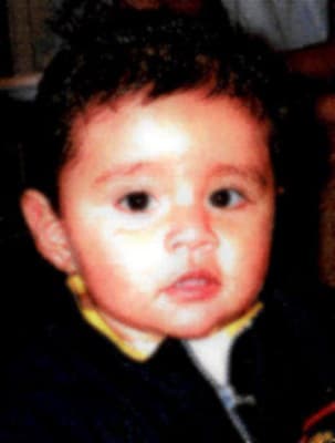 <h3 class="cms-H3-H3">Joshua Keshaba Sierra García </h3>
<br>
<br>Con menos de 2 años cumplidos, este bebé nacido en Estados Unidos fue secuestrado en Ciudad de México, mientras vestía una sudadera gris, pantalones cortos azules y sandalias. 
<b>Su niñera fue asesinada durante el incidente. </b>
<br>
<br>El 12 de agosto de 2003, alrededor de las 11 am, Sierra García 
<b>desapareció mientras estaba bajo custodia de unos familiares</b> con los que había viajado hasta México para bautizarlo. 
<br>
<br>Aunque se puso en contacto con los secuestradores y se pagó un rescate -en el que se detuvo a un delincuente-, 
<b>García no ha sido localizado. </b>
<br>
<br>El FBI 
<b>ofrece una recompensa de hasta 10,000 dólares </b>por información que conduzca a su recuperación, vivo o muerto. 
<br>