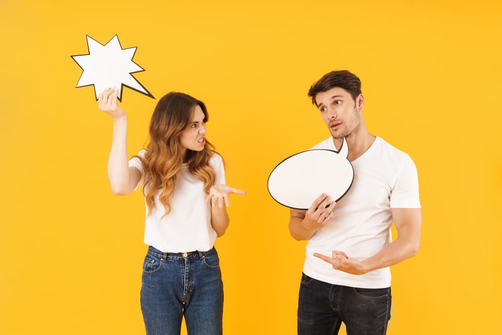 Quien está a tu lado se percata de esa actitud y empieza a distanciarse emocionalmente de ti pues te considera autosuficiente y arrogante. Cuando estés junto a esa persona no minimices lo que escuchas, muchas veces quienes menos esperas te puede dar una gran lección, una enseñanza.
