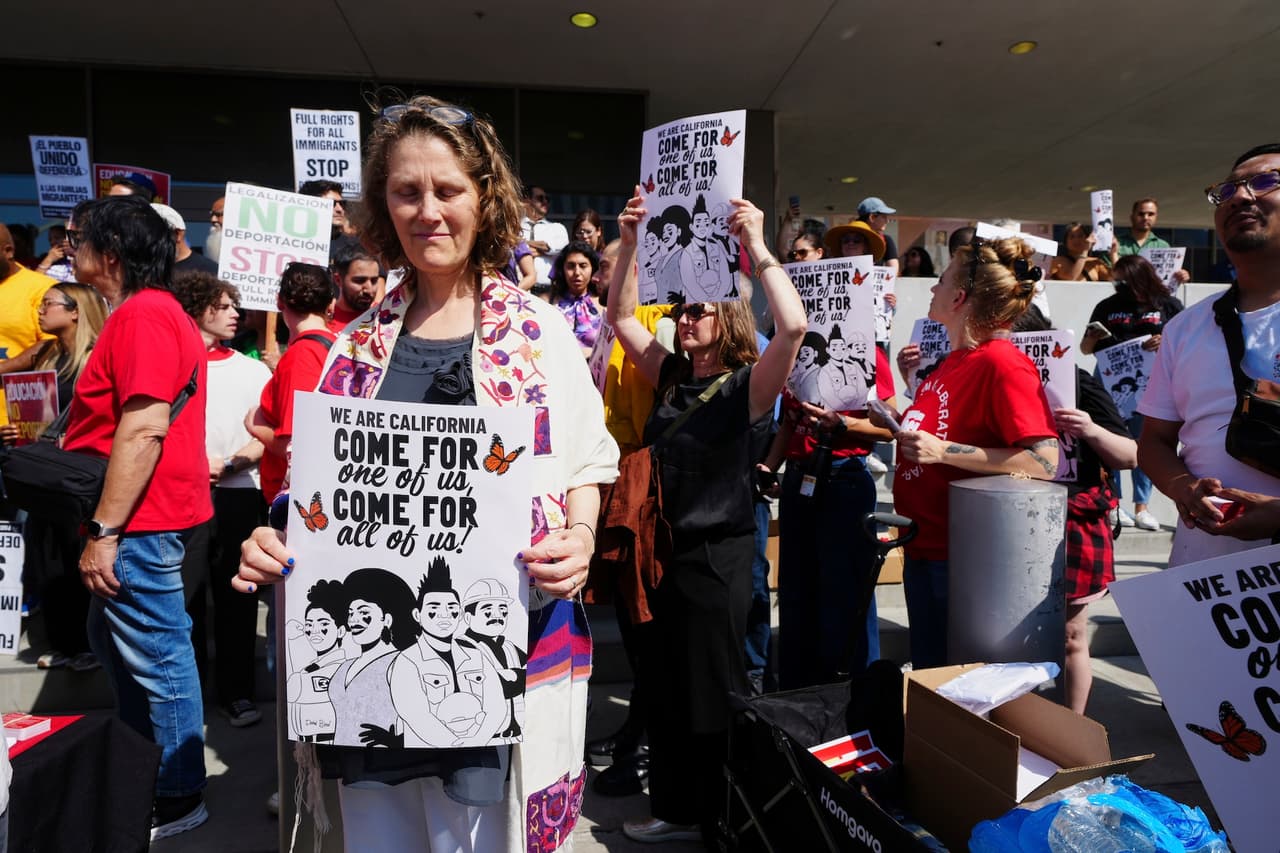<b>Más de 500 personas marcharon con pancartas</b> y banderas proinmigrantes frente al edificio federal, exigiendo justicia y respeto a los derechos constitucionales de los detenidos.