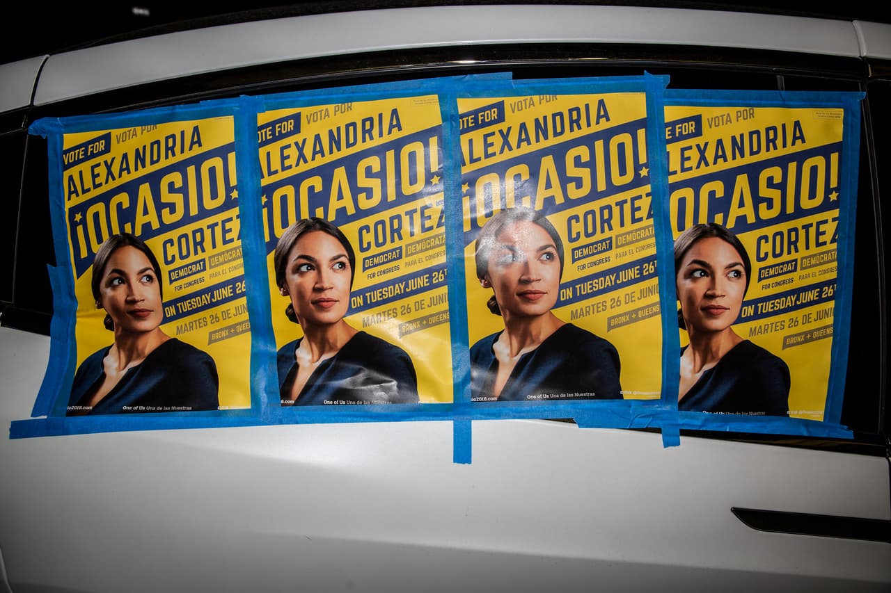 Joe Crowley dijo que apoyaría a Ocasio-Cortez en las elecciones generales. "La administración de Trump es una amenaza para todo lo que representamos aquí en Queens y el Bronx, y si no ganamos la Cámara de Representantes en noviembre, perderemos la nación que amamos", dijo Crowley en un comunicado.