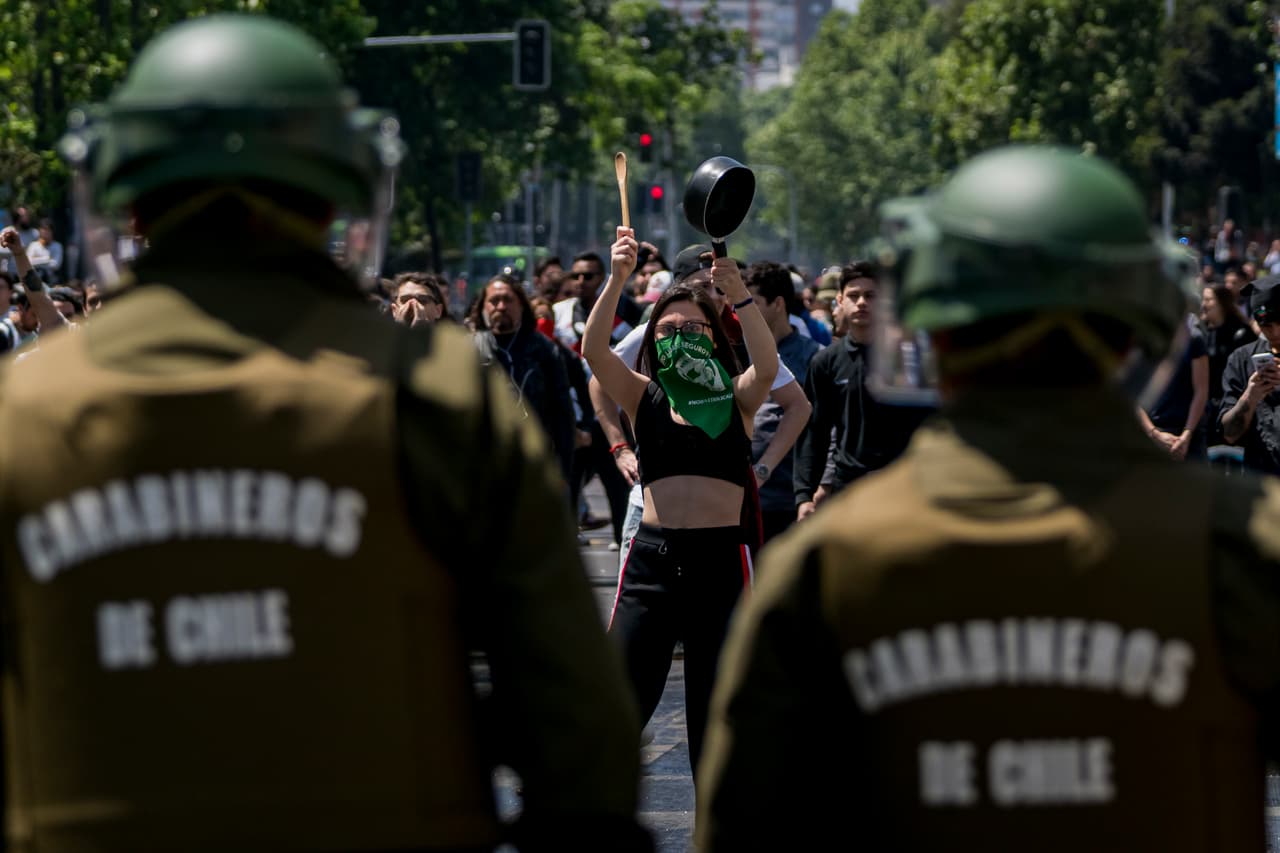 <b>Santiago y otras ciudades viven una situación poco común</b> en el Chile demócratico, con soldados armados y tanquetas en las calles tratando de controlar el orden público, aunque su presencia exacerba más los ánimos entre muchos chilenos.