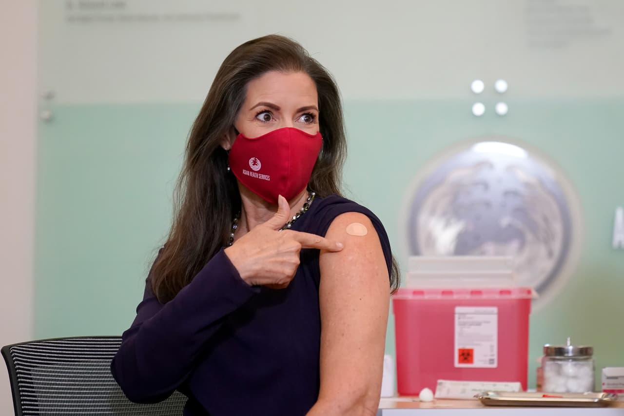 La alcaldesa de Oakland, 
<b>Libby Schaaf</b>, también se vacunó y en esta imagen muestra su brazo tras recibir la inyección de refuerzo de la vacuna de Pfizer en el Asian Health Services.
<br>