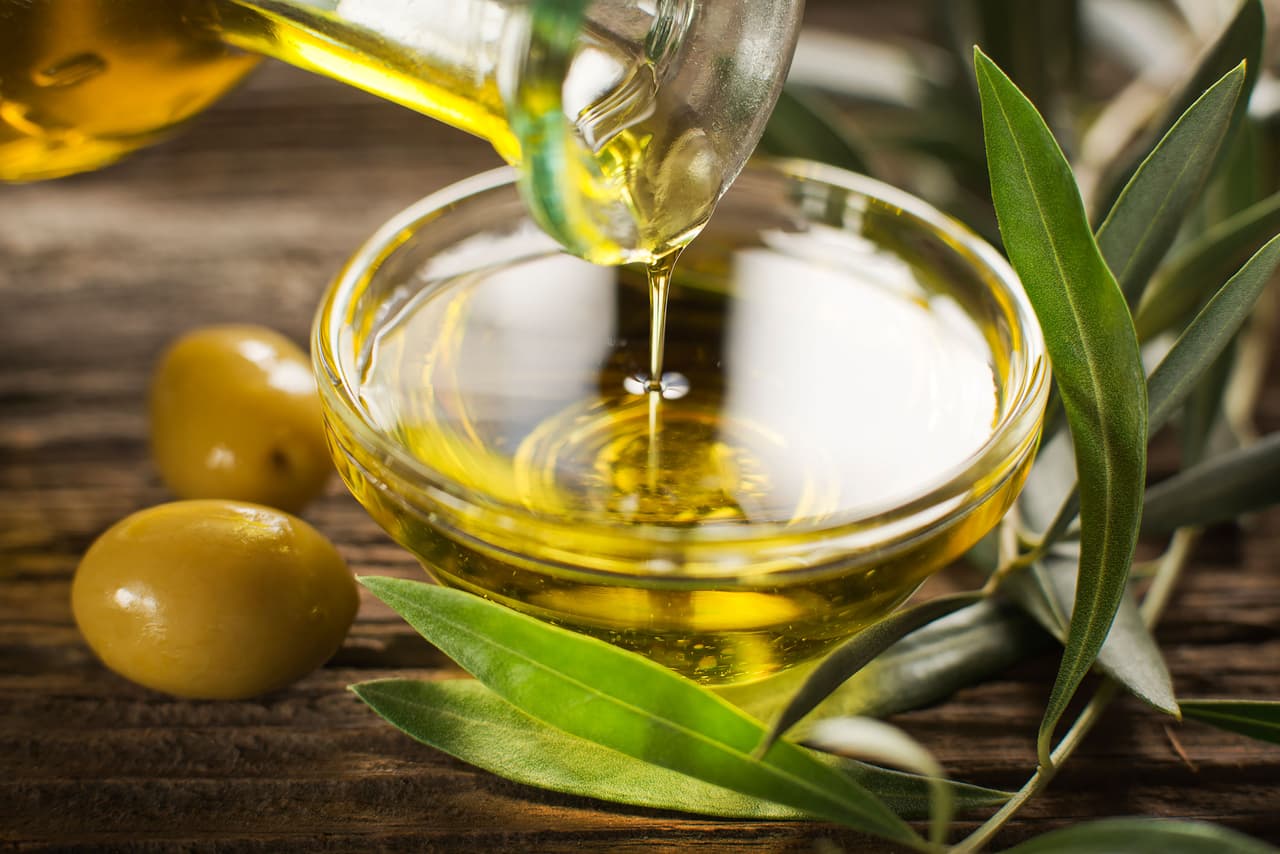 <b>Puesto 13. Aceite de oliva</b>
<br>
<br>Emisión de gases de efecto invernadero para producir un kilogramo de producto: 5.4 kilogramos de CO2.
<br>
<br>Tierra necesaria para producir un kilogramo de producto: 26.3 metros cuadrados.
<br>
<br>Agua dulce necesaria para producir un kilogramo de producto: 2,141.8 litros.
<br>