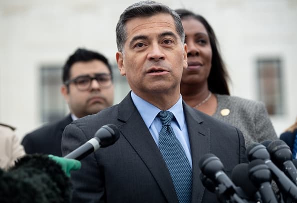 El fiscal general de California Xavier Becerra habla afuera de la Corte Suprema, en Washington, DC, el 12 de noviembre de 2019.