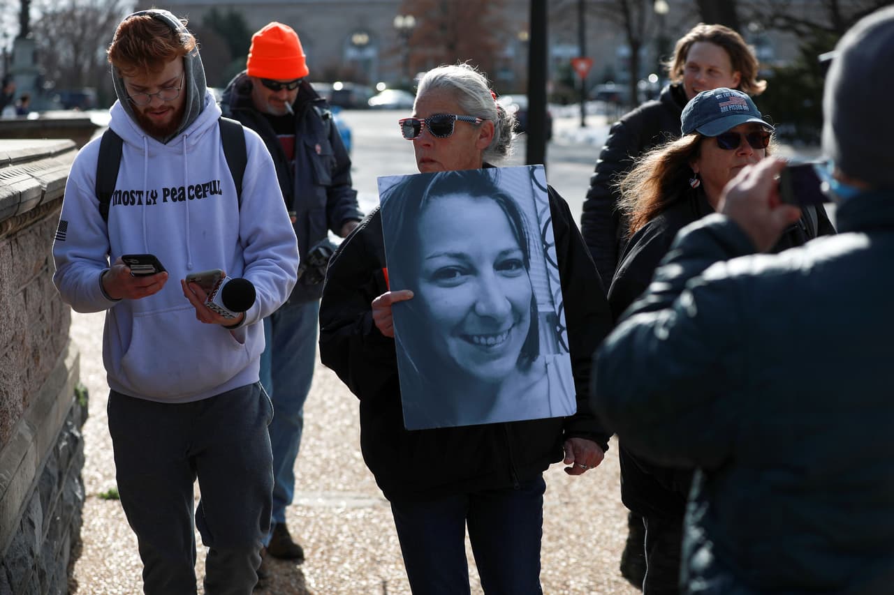Ashli Babbitt fue la única persona que irrumpió en el Congreso que murió por un disparo de la policía el 6 de enero de 2021. Su madre, Micki Witthoeft, estuvo durante el día con una fotografía suya frente al edificio.
<br>
