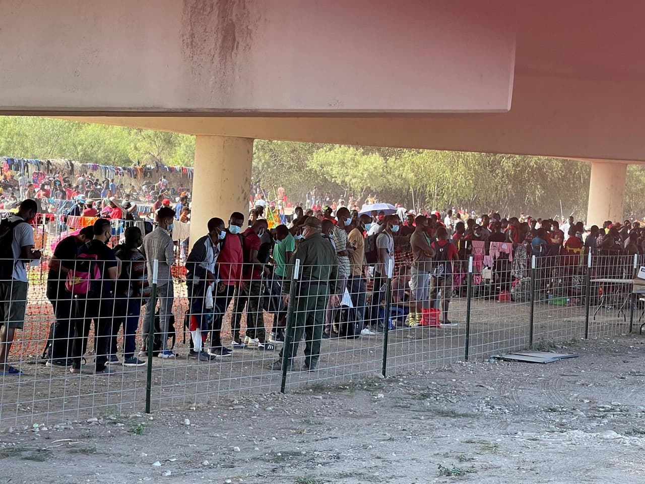El alcalde de la localidad, 
<a href="https://twitter.com/BrunoRalphy" target="_blank">Bruno Lozano</a>, informó de en la tarde de este jueves 
<b>había ya 10,503 migrantes debajo del puente</b> Del Río International Bridge, un incremento significativo frente a los 8,200 que había allí horas antes.