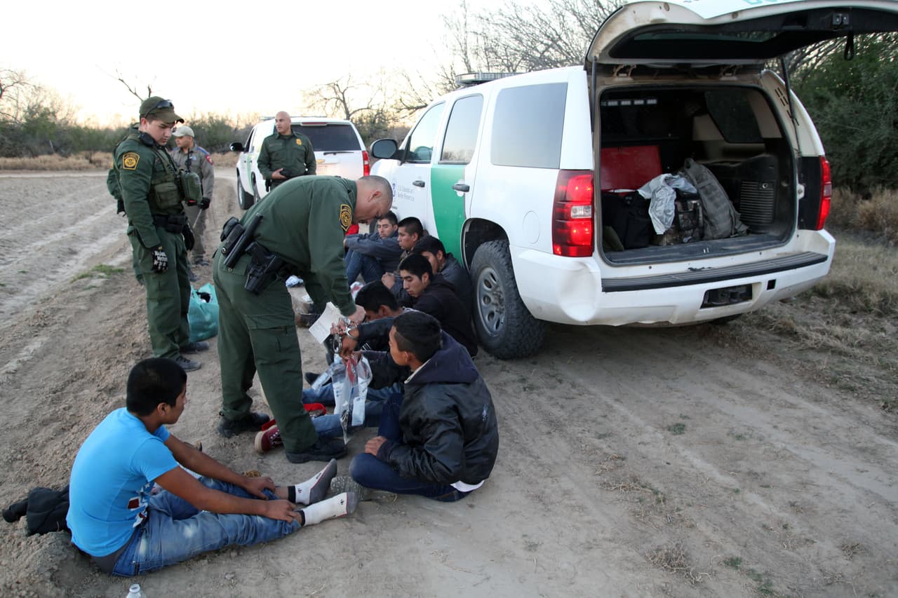 <b>Quienes tienen ingresos de $70,000 al año: pagan aproximadamente $10,439 en impuestos.</b> En este rango se encuentran los mecánicos de avión, biólogos, oficiales de policía y de la Patrulla Fronteriza, operadores de plantas de gas, representantes de ventas, técnicos en iluminación y otros. 
<i><a href="https://www.univision.com/noticias/trending/estas-buscando-una-carrera-estos-son-los-trabajos-mas-comodos-mejor-pagados-y-mas-necesarios-en-los-proximos-anos-fotos-fotos"><u>Vea aquí los trabajos más cómodos, mejor pagados y necesarios en los próximos años.</u></a></i>