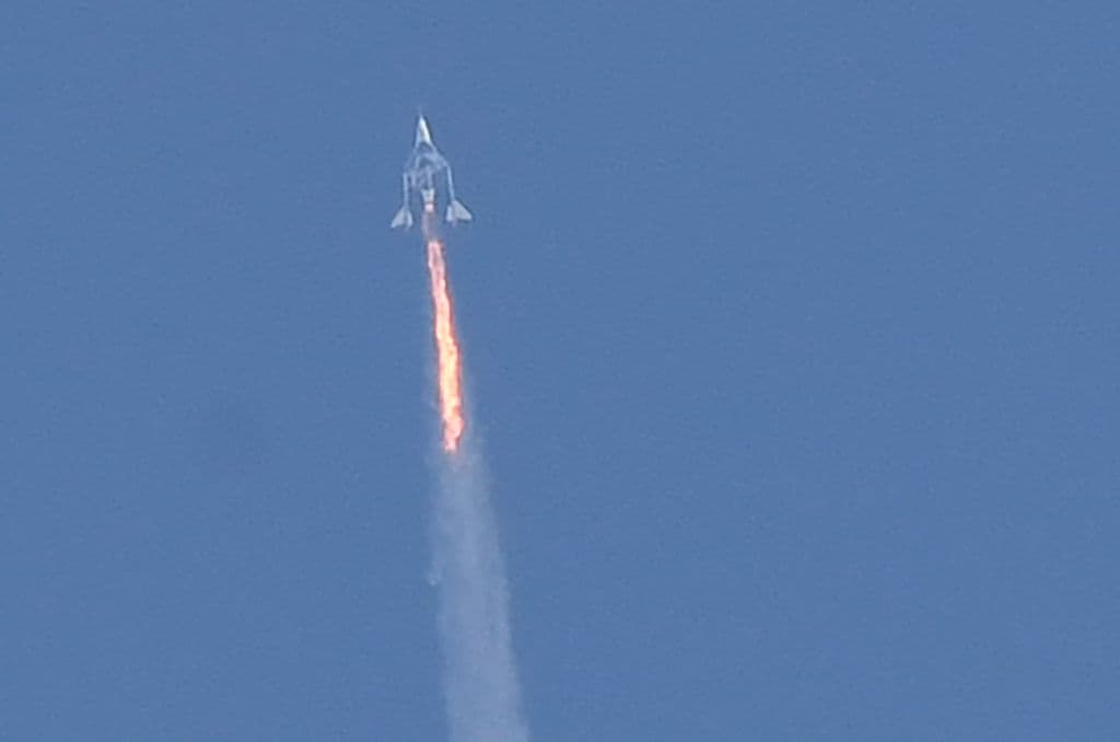 Tras alcanzar la altura de 15 kilómetros, la nave -del tamaño de un jet privado- se soltó y encendió su motor para un ascenso supersónico hasta una altura de más de 80 kilómetros, el límite establecido en Estados Unidos para la frontera espacial.
<br>