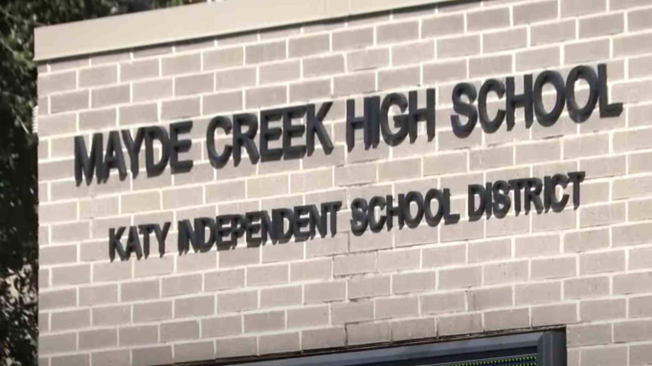 Exsubdirector de escuela de Katy ISD está acusado de empujar y derribar a estudiante de 14 años
