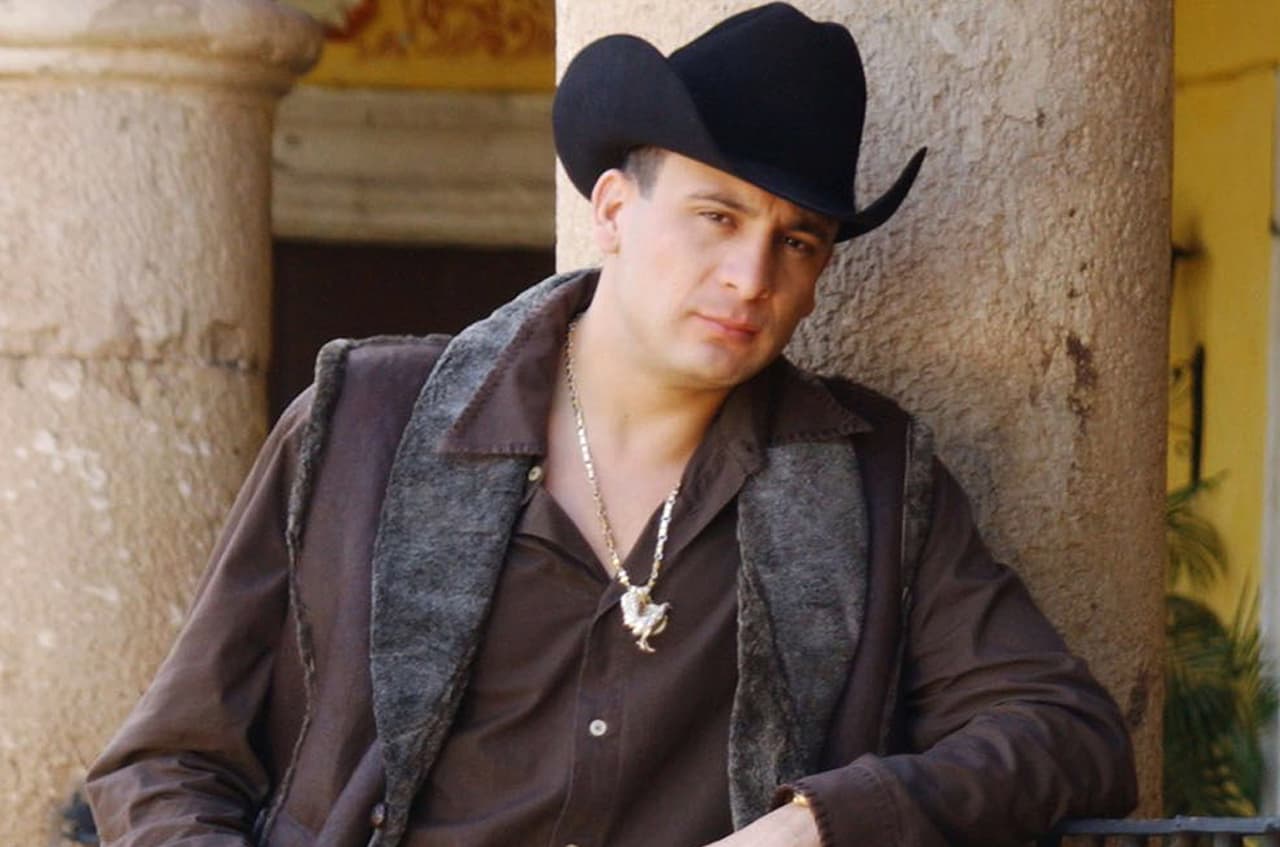 Valentín Elizalde fue sorprendido por un comando armado a la salida de uno de sus conciertos en la ciudad de Reynosa, Tamaulipas, quienes le dispararon en más de 60 ocasiones. Las primeras investigaciones arrojaron que se trató de una venganza de miembros del Cartel del Golfo, entre otras versiones.
