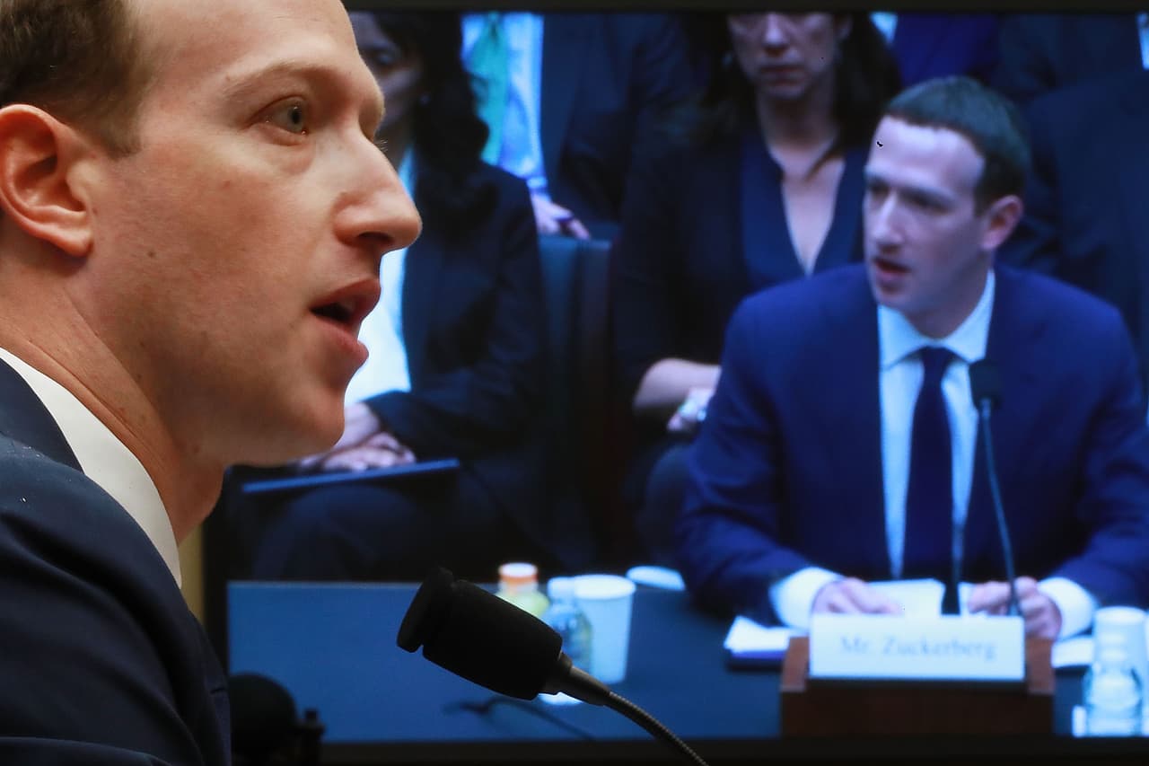El empresario Informó a los representantes que en Facebook hay 200 personas trabajando en contraterrorismo.