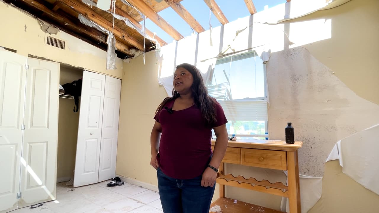 <b>Mira también:</b> Luis Tojil y su hija Juana son solo algunos de los inmigrantes hispanos que perdieron sus pertenencias después de que el huracán Ian destrozara el techo de la casa donde viven en Port Charlotte, Florida, y golpeara sus centros de trabajo. Quedaron sin dinero para pagar la renta. 
<a href="https://www.univision.com/noticias" target="_blank">Sigue las últimas noticias en Univision. </a>
