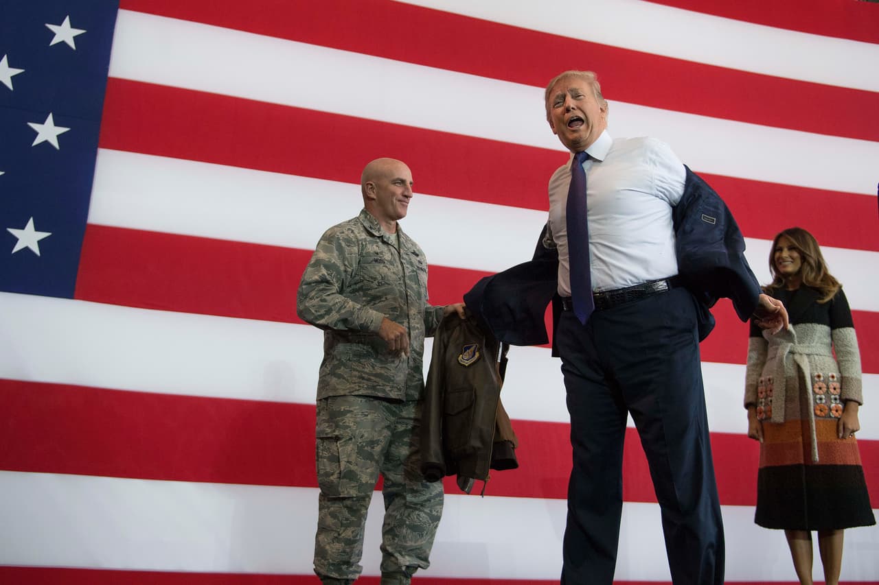 El presidente Donald Trump visitó la base militar de Yakota, en Tokio. Allí cambió su traje por un abrigo de las Fuerzas Aéreas estadounidenses del Pacifico cuando se encontró con el personal militar de EEUU que reside en esa base.